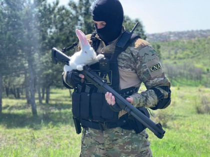 Ofiterii CNA, cu iepurasii si armele pe poligon: "De Pasti, putem si noi sa fim albi si pufosi" - GALERIE FOTO