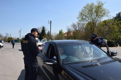 In loc de amenzi, agentii de patrulare au impartit cafea celor pe care i-au oprit in trafic In loc de amenzi, agentii de patrulare au impartit cafea celor pe care i-au oprit in trafic