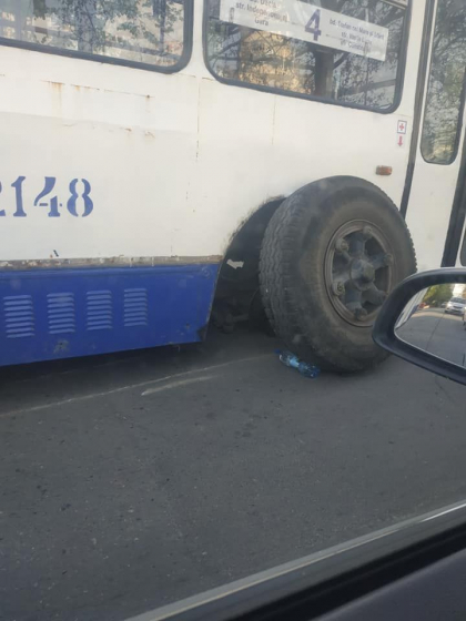 Un troleibuz a ramas fara o roata chiar in timpul mersului pe o strada din capitala - FOTO