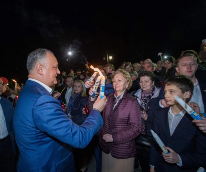 Cum s-a fotografiat Igor Dodon la Catedrala Mitropolitana alaturi de socialisti si mitropolitul Vladimir, atunci cand a fost adus Focul Haric - GALERIE FOTO Cum s-a fotografiat Igor Dodon la Catedrala Mitropolitana alaturi de socialisti si mitropolitul Vladimir, atunci cand a fost adus Focul Haric - GALERIE FOTO