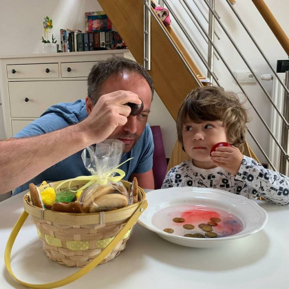 Andrian Candu a postat imagini pe internet in care se spala cu ora rosii pe fata - GALERIE FOTO
