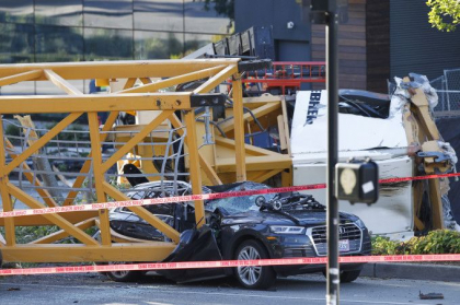 O macara s-a parbusit pentru 6 masini in Seattle. Patru oameni au murit - FOTO