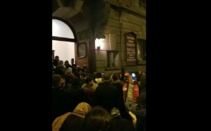 Scandal cu romani in fata unei biserici din Birmingham, in noaptea de Inviere - VIDEO