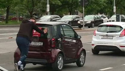 Motivul pentru care un barbat a impins 107 km o masina in care se afla bunica sa