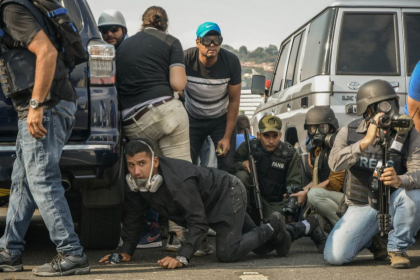 Lupte violente intre sustinatorii lui Maduro si Guaido. Masinile armatei au trecut peste oameni - GALERIE FOTO Lupte violente intre sustinatorii lui Maduro si Guaido. Masinile armatei au trecut peste oameni - GALERIE FOTO