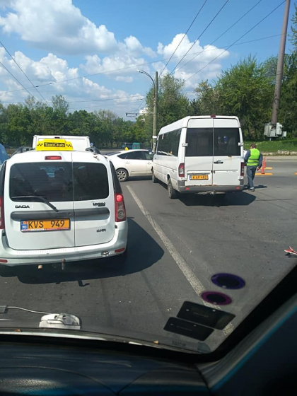 Un microbuz de ruta s-a ciocnit cu un taxi pe o strada din capitala - GALERIE FOTO Un microbuz de ruta s-a ciocnit cu un taxi pe o strada din capitala - GALERIE FOTO