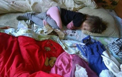 Copiii care traiesc asemenea cainilor maidanezi, inconjurati de gandaci si mizerie - VIDEO