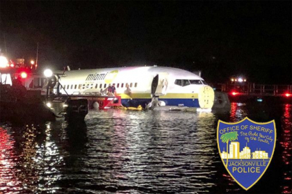 Cum s-au salvat pasagerii dupa ce un Boeing 737 a aterizat pe un rau. „Este un miracol” Cum s-au salvat pasagerii dupa ce un Boeing 737 a aterizat pe un rau. „Este un miracol”