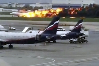 Avionul cu pasageri care a luat foc pe aeroport in Moscova. Bilantul mortilor - FOTO Avionul cu pasageri care a luat foc pe aeroport in Moscova. Bilantul mortilor - FOTO