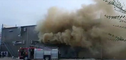 Un centru comercial din Balti, cuprins de flacari. Pomperii  se afla la fata locului si lupta cu flacarile - VIDEO
