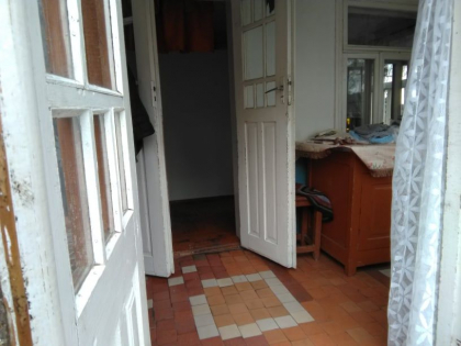 Casa in care au fost gasiti cei doi soti din Sangerei, omorati de propriul fiu. Cel care a dat peste ei a fost fiul mai mare. Oamenii legii se afla acolo si aduna probe. Cum arata locuinta - GALERIE FOTO
