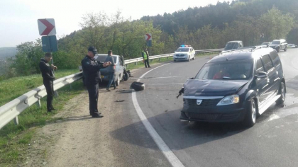 Doua persoane au decedat, iar altele 17 au fost ranite in urma accidentelor rutiere care s-au produs in ultimele 48 de ore. In majoritatea cazurilor soferii au urcat beti la volan sau fara permis de conducere - FOTO Doua persoane au decedat, iar altele 17 au fost ranite in urma accidentelor rutiere care s-au produs in ultimele 48 de ore. In majoritatea cazurilor soferii au urcat beti la volan sau fara permis de conducere - FOTO
