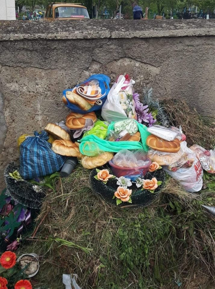 Au aruncat pomenile la gunoi. Sub gardul cimitirului din satul Larga stau aruncate vase, colaci, dulciuri, prosoape si alte pomene, dupa ce ieri acolo s-a sarbatorit Pastele Blajinilor: „Traditii si oameni fara respect si simt” - FOTO Au aruncat pomenile la gunoi. Sub gardul cimitirului din satul Larga stau aruncate vase, colaci, dulciuri, prosoape si alte pomene, dupa ce ieri acolo s-a sarbatorit Pastele Blajinilor: „Traditii si oameni fara respect si simt” - FOTO