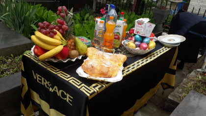 Daca anul trecut au venit la cimitir cu oua incondeiate cu pietre Swarovski, anul acesta au venit cu fete de masa de la Versace. Cum este sarbatorit Pastele Blajinilor la Soroca - FOTO Daca anul trecut au venit la cimitir cu oua incondeiate cu pietre Swarovski, anul acesta au venit cu fete de masa de la Versace. Cum este sarbatorit Pastele Blajinilor la Soroca - FOTO