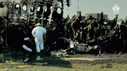 Primele imagini cu ramasitele avionului care s-a aprins ieri pe un aeroport din Moscova - GALERIE FOTO Primele imagini cu ramasitele avionului care s-a aprins ieri pe un aeroport din Moscova - GALERIE FOTO