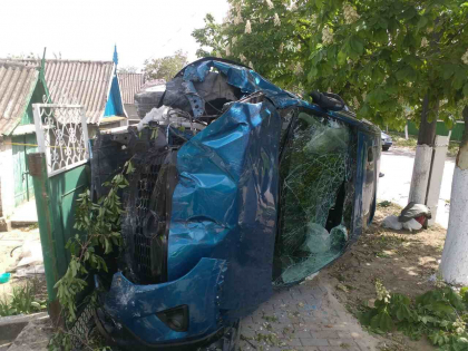 O tanara a ajuns la spital dupa ce a pierdut controlul volanului automobilului pe care il conducea cu viteza si s-a izbit violent de un copac. Masina facuta zob s-a rasturnat si a ajuns pe gardul unei gospodarii  - FOTO