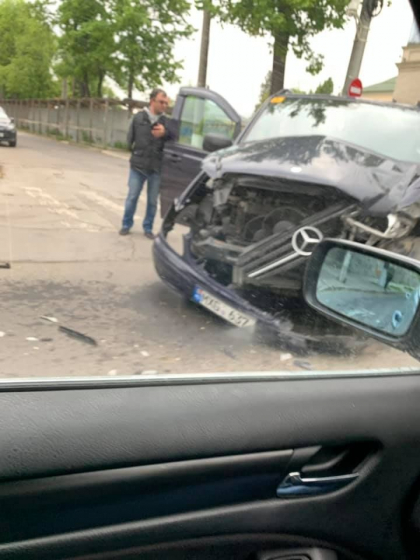 Doua masini s-au ciocnit violent pe o strada din capitala. In urma impactului automobilele au fost facute zob - FOTO Doua masini s-au ciocnit violent pe o strada din capitala. In urma impactului automobilele au fost facute zob - FOTO