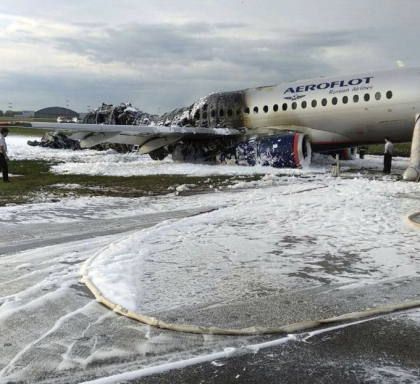 Pasagerii avionului care a luat foc la Moscova s-au grabit sa-si ia bagajele, in loc sa fuga. O stewardesa a povestit clipele de groaza
