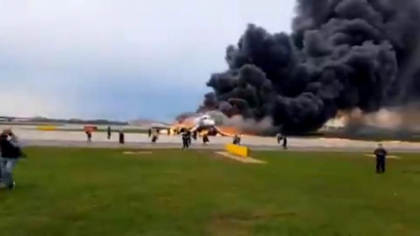 Stewardesa eroina care a salvat mai multi pasageri din avionul care a luat foc in Moscova, in timp ce acestia stateau sa-si ia valizele si hainele din cabina, blocand astfel evacuarea: „I-am apucat de haine si i-am impins pe iesirea de urgenta” Stewardesa eroina care a salvat mai multi pasageri din avionul care a luat foc in Moscova, in timp ce acestia stateau sa-si ia valizele si hainele din cabina, blocand astfel evacuarea: „I-am apucat de haine si i-am impins pe iesirea de urgenta”