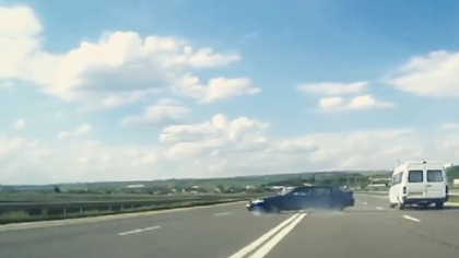 Momentul in care o masina se roteste de mai multe ori pe sosea, dupa ce incearca sa faca o depasire periculoasa. Peripetiile unui sofer la Orhei - VIDEO Momentul in care o masina se roteste de mai multe ori pe sosea, dupa ce incearca sa faca o depasire periculoasa. Peripetiile unui sofer la Orhei - VIDEO