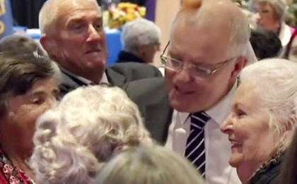 Momentul in care premierul australian este lovit cu oua. „Nu aveti respect fata de adevar” - VIDEO