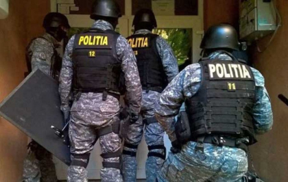 S-a intors de peste hotare si nu a mai gasit nimic in casa. O femei din Ialoveni s-a plans la politie cand nu a mai gasit in locuinta sa nici hainele si incaltamintea pe care o lasase cand a plecat. Patru suspecti au fost gasiti: adolescentii au furat tot ce au putut S-a intors de peste hotare si nu a mai gasit nimic in casa. O femei din Ialoveni s-a plans la politie cand nu a mai gasit in locuinta sa nici hainele si incaltamintea pe care o lasase cand a plecat. Patru suspecti au fost gasiti: adolescentii au furat tot ce au putut