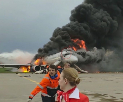 Momentul in care copilotul se intoarce in avionul cuprins de flacari. Noi inregistrari socante de la accidentul aviatic din Moscova - VIDEO Momentul in care copilotul se intoarce in avionul cuprins de flacari. Noi inregistrari socante de la accidentul aviatic din Moscova - VIDEO