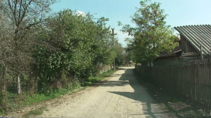 Un copil de 12 ani, banuit ca ar fi ucis un barbat de 60 de ani. Corpul neinsufletit al victimei a fost gasit pe un drum din Nisporeni. Mai intai, oamenii legii au crezut ca barbatul a fost lovit de un automobil. Cum s-a aflat totul
