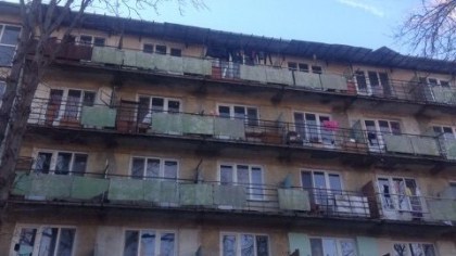 O tanara s-a stins dupa ce s-a aruncat in gol de la etajul 5 al caminului de la ASEM in care locuia - VIDEO