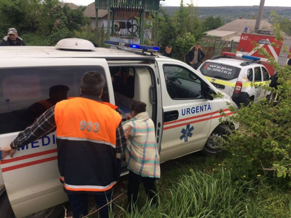 A incercat sa scoata apa, si-a pierdut echilibrul si a cazut intr-o fantana de 20 de metri. O femeie din Criuleni, transportata la spital - FOTO A incercat sa scoata apa, si-a pierdut echilibrul si a cazut intr-o fantana de 20 de metri. O femeie din Criuleni, transportata la spital - FOTO