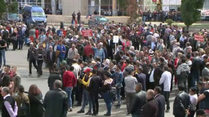 Dancila, huiduita la Cluj. S-a ascuns de protestatari, organizatorii au schimbat locul intalnirii - VIDEO