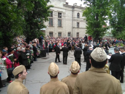 Zeci de oameni, adusi cu autocarele la Chisinau, pentru a participa la minifestatia organizata de Ilan Sor cu ocazia zilei de 9 mai: cei prezenti spun ca li s-au dat flori si cate o sticla cu apa - GALERIE FOTO Zeci de oameni, adusi cu autocarele la Chisinau, pentru a participa la minifestatia organizata de Ilan Sor cu ocazia zilei de 9 mai: cei prezenti spun ca li s-au dat flori si cate o sticla cu apa - GALERIE FOTO