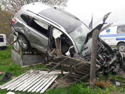 A vrut sa iasa la depasire fara sa se asigure, a pierdut controlul volanului si s-a lovit intr-un automobil, dupa care a derapat si a darmat un gard, oprindu-se intr-o fantana. Patania unui sofer in apropiere de Loganesti - FOTO A vrut sa iasa la depasire fara sa se asigure, a pierdut controlul volanului si s-a lovit intr-un automobil, dupa care a derapat si a darmat un gard, oprindu-se intr-o fantana. Patania unui sofer in apropiere de Loganesti - FOTO