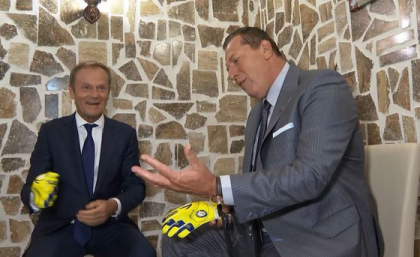 Intalnire inedita intre doua mari personalitati, la Sibiu. Simbolul romanesc, primit in dar de Tusk de la Duckadam - VIDEO Intalnire inedita intre doua mari personalitati, la Sibiu. Simbolul romanesc, primit in dar de Tusk de la Duckadam - VIDEO