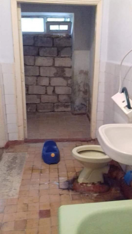 Un moldovean stabilit peste hotare este indignat ca mama sa a fost internata intr-un spital din Floresti, care arata ingrozitor: "Aceasta este camera ei de spital. Frig, jeg si dezastru. Daca privesc aceste fotografii, doar spital nu-mi pot imagina" - GALERIE FOTO