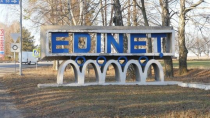 Focuri de arma la Edinet. Un barbat a impuscat de mai multe ori, pentru a speria niste barbati cu care s-a luat la cearta Focuri de arma la Edinet. Un barbat a impuscat de mai multe ori, pentru a speria niste barbati cu care s-a luat la cearta