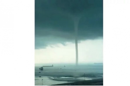 O tromba uriasa a fost filmata azi dimineata in Singapore - VIDEO