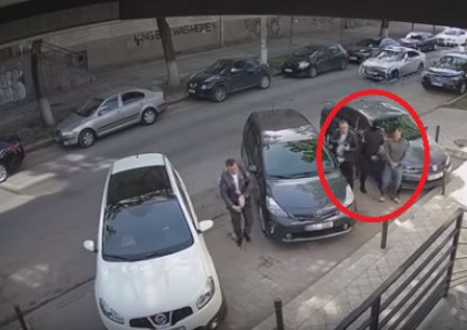 Momentul in care proprietarului Andy's Pizza, Andrei Tranga, este retinut de cativa mascati - VIDEO Momentul in care proprietarului Andy's Pizza, Andrei Tranga, este retinut de cativa mascati - VIDEO