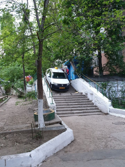 Un barbat spune ca a surprins acest taxi in curtea unui bloc din Chisinau - FOTO