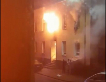 Video dramatic. Oamenii se arunca pe geam dintr-un bloc in flacari, in Germania - VIDEO