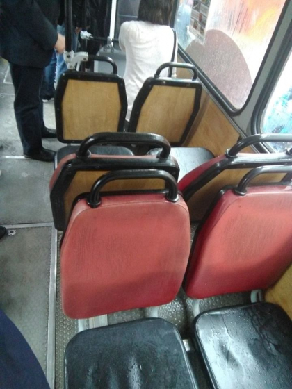 Calatorie sub ploaie intr-un troleibuz din capitala. Pasagerii sunt nevoiti sa stea in picioare pentru ca scaunele sunt ude - FOTO Calatorie sub ploaie intr-un troleibuz din capitala. Pasagerii sunt nevoiti sa stea in picioare pentru ca scaunele sunt ude - FOTO