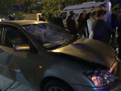 Un barbat, lovit de o masina pe o strada din capitala. Politia si ambulanta la fata locului - GALERIE FOTO
