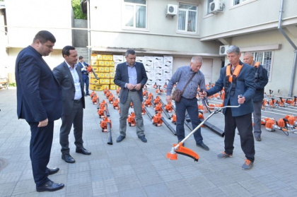 „Scapam de maturi si coase ruginite.” Ruslan Codreanu se lauda cu aspiratoare si motocositoare noi pentru curatarea strazilor din capitala. Cum arata tehnica pe care municipalitatea a cheltuit 270 mii lei din bugetul Primariei - GALERIE FOTO „Scapam de maturi si coase ruginite.” Ruslan Codreanu se lauda cu aspiratoare si motocositoare noi pentru curatarea strazilor din capitala. Cum arata tehnica pe care municipalitatea a cheltuit 270 mii lei din bugetul Primariei - GALERIE FOTO