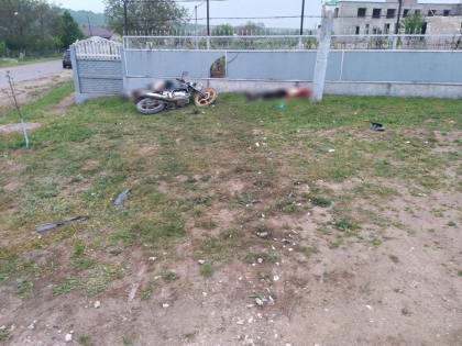 Doi barbati au murit dupa ce motocicleta pe care se aflau s-a izbit violent de un gard la Cimislia. Soferul conducea cu viteza Doi barbati au murit dupa ce motocicleta pe care se aflau s-a izbit violent de un gard la Cimislia. Soferul conducea cu viteza