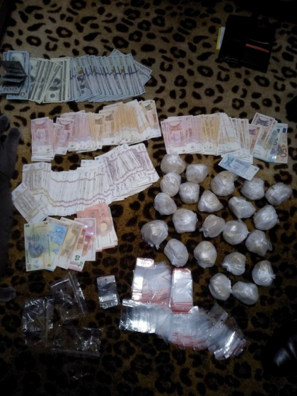 13 indivizi, condusi de un membru al organizatiei criminale „Patron” care se afla in Penitenciarul de la Cricova, au fost identificati si retinuti de PCCOCS. Acestia au creat o retea prin intermediul careia vindeau etnobotanice, in special, adolescentilor - FOTO 13 indivizi, condusi de un membru al organizatiei criminale „Patron” care se afla in Penitenciarul de la Cricova, au fost identificati si retinuti de PCCOCS. Acestia au creat o retea prin intermediul careia vindeau etnobotanice, in special, adolescentilor - FOTO