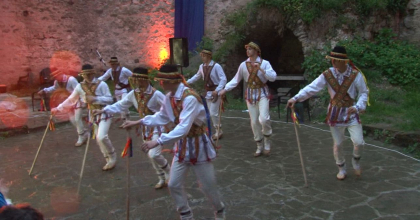 Cetatea Soroca a rasunat de cantece si dansuri, iar jocurile de lumini i-au dat culoare. A fost “Noaptea Muzeelor”, eveniment ce a adunat o multime de curiosi, chiar daca vremea nu a tinut cu organizatorii Cetatea Soroca a rasunat de cantece si dansuri, iar jocurile de lumini i-au dat culoare. A fost “Noaptea Muzeelor”, eveniment ce a adunat o multime de curiosi, chiar daca vremea nu a tinut cu organizatorii
