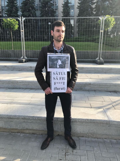"Jos pretul la benzina". Protest in Piata Marii Adunari Nationale. Mai muti soferi, indignati de scumpirea carburantilor - GALERIE FOTO