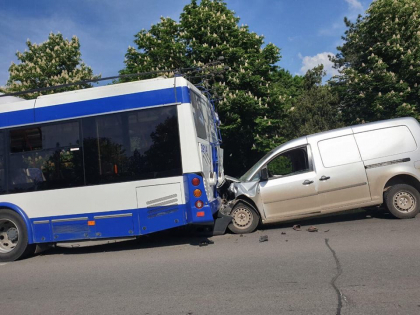 Un automobil a intrat violent intr-un troleibuz, la Stauceni - GALERIE FOTO Un automobil a intrat violent intr-un troleibuz, la Stauceni - GALERIE FOTO
