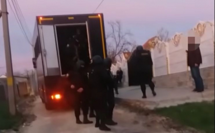 Au dus mai multe adolescente peste hotare, iar acolo le luau actele si le impuneau sa cerseasca timp de zeci de ani. In fiecare seara le luau banii, iar daca incercau sa fuga, erau batute. 7 persoane, retinute - FOTO/VIDEO
