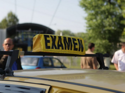 Directorul Uniunii Conducatorilor Auto, filiala Cimislia, retinut in flagrant, de ofiterii CNA si procurorii anticoruptie, in timp ce primea 1800 de euro pentru a ajuta doi soti sa obtina permisul de conducere Directorul Uniunii Conducatorilor Auto, filiala Cimislia, retinut in flagrant, de ofiterii CNA si procurorii anticoruptie, in timp ce primea 1800 de euro pentru a ajuta doi soti sa obtina permisul de conducere